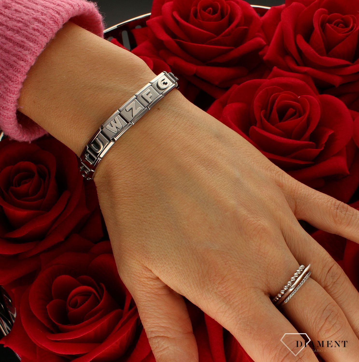 Nomination - Link Srebro 'Literka W' 330113 23. Ponadczasowa biżuteria, pozwalająca każdej kobiecie skomponować bransoletkę wedle własnych upodobań, a następnie modyfikować ją poprzez dodawanie i zmienianie kolejnych elementów. Charms Nom (1).jpg